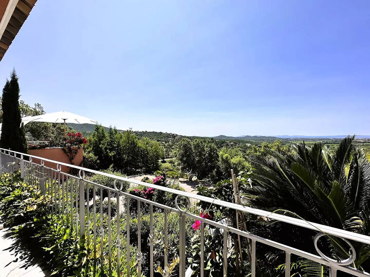 Superbe Villa climatisée pour 6 personnes avec piscine et belle vue mer à La Londe les Maures in La Londe-les-Maures, Région de Toulon