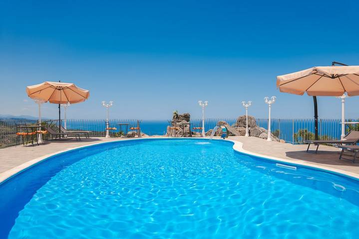 Ferienwohnung für 4 Personen, mit Garten und Meerblick sowie Pool