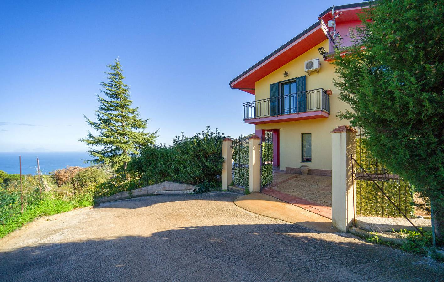 Apartamento com vista para o mar, com piscina e estacionamento, perto do centro da cidade in Caronia, Messina (província)
