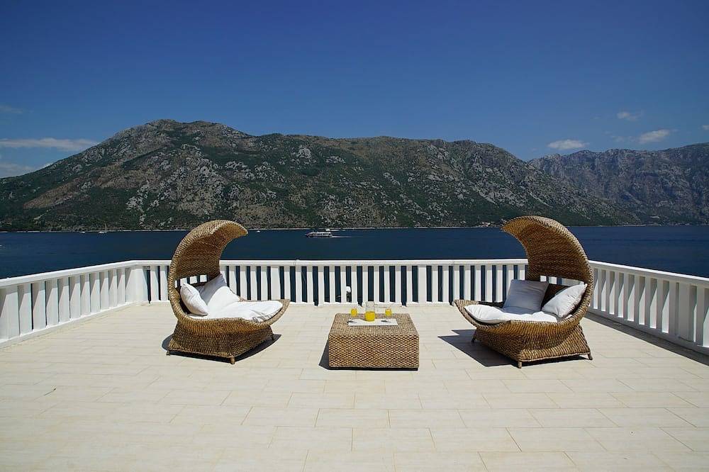 Atico Stoliv Hasta 9 camas a 5 m del mar Muelle privado Terraza 95m2 Seawiev in Bay of Kotor

