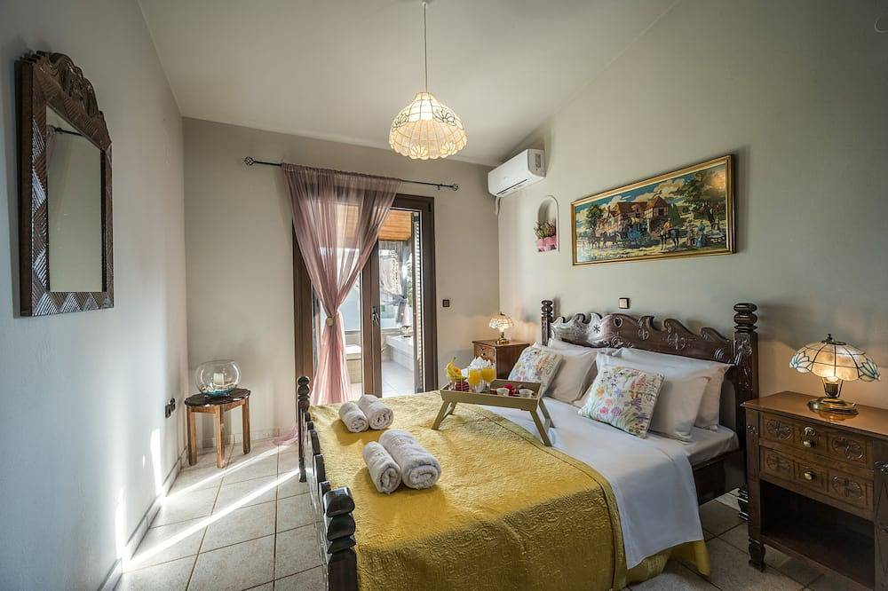 Villa Eva,  Luxury villa 50 meters from the sea, in a very quite area. in Kokkini Hani, Heraklion og Omegn