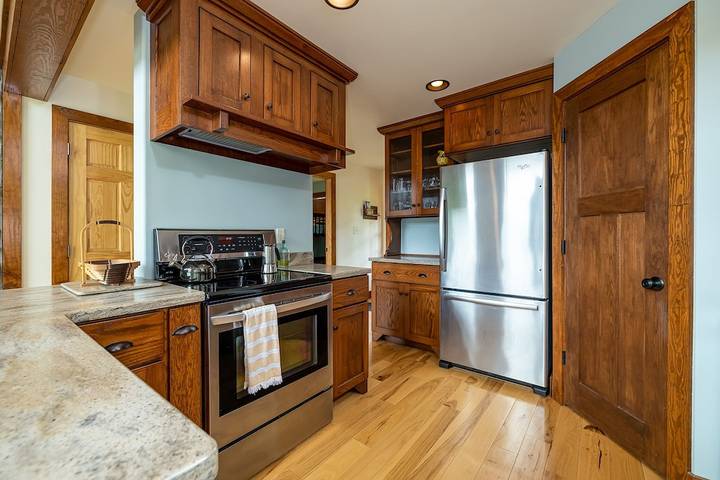 Log cabin for 6 people, with yard and hot tub in Virginia