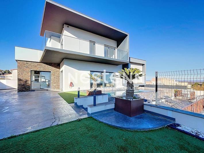 Location de vacances pour 6 personnes, avec balcon ainsi que vue et piscine à Villelongue-dels-Monts