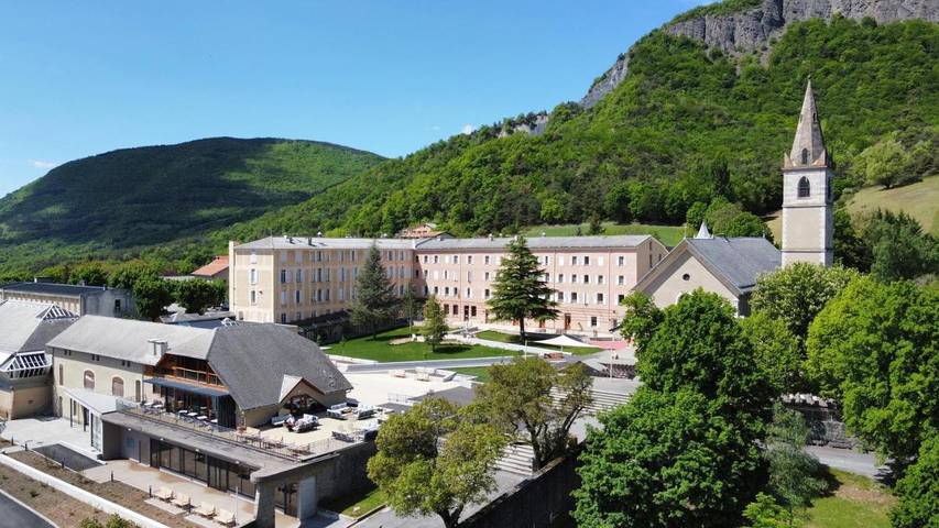 Hôtel pour 6 personnes, avec Terrasse et Jardin à Saint-Étienne-le-Laus