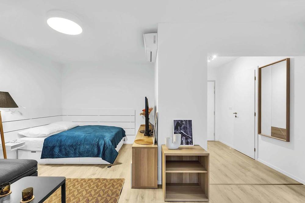 Entire apartment, Sunny Yellow Vibes Studio - Balcony & Prime Location in Bratislava, Bratislava region