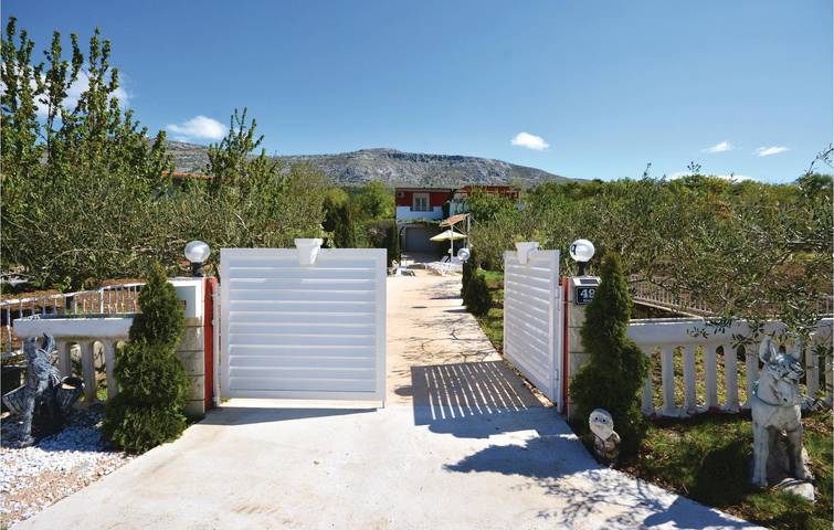 Charmante 2-Zimmer-Wohnung mit Zugang zum Pool und zur Terrasse in Split-Dalmatien