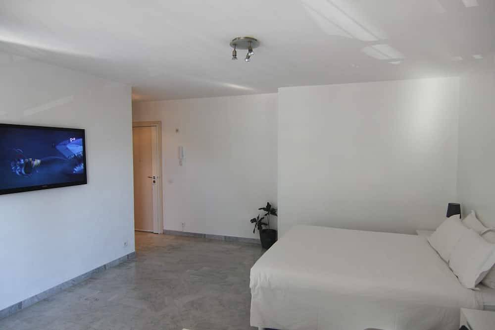 Ganze Wohnung, Studio-Superior-Eigenes Badezimmer-Balkon in Saint-Laurent-du-Var, Mittelmeerküste (Frankreich)