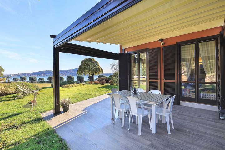 Villa con piscina per 8 persone, con vista lago e giardino nonché panorama sul Lago Maggiore