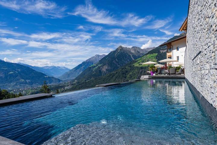 Apartmenthotel für 6 Personen, mit Balkon und Whirlpool sowie Terrasse und Garten in Schenna