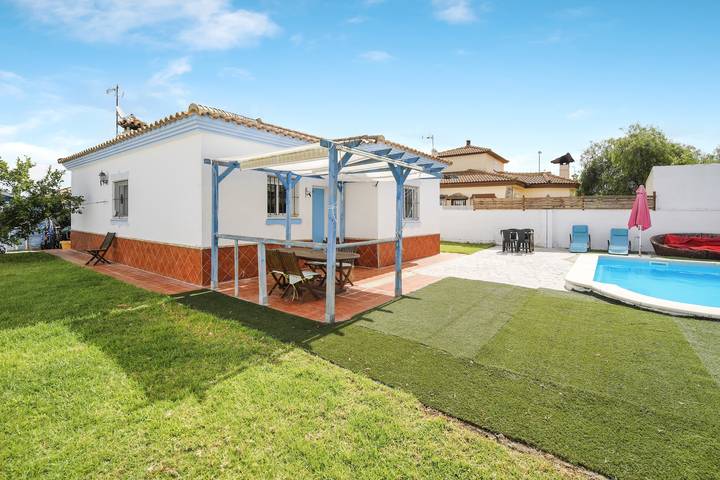 Amplia casa de vacaciones "Chalet con piscina privada" con Wi-Fi, jardín y piscina; aparcamiento disponible in Chiclana de la Frontera, Costa de la luz