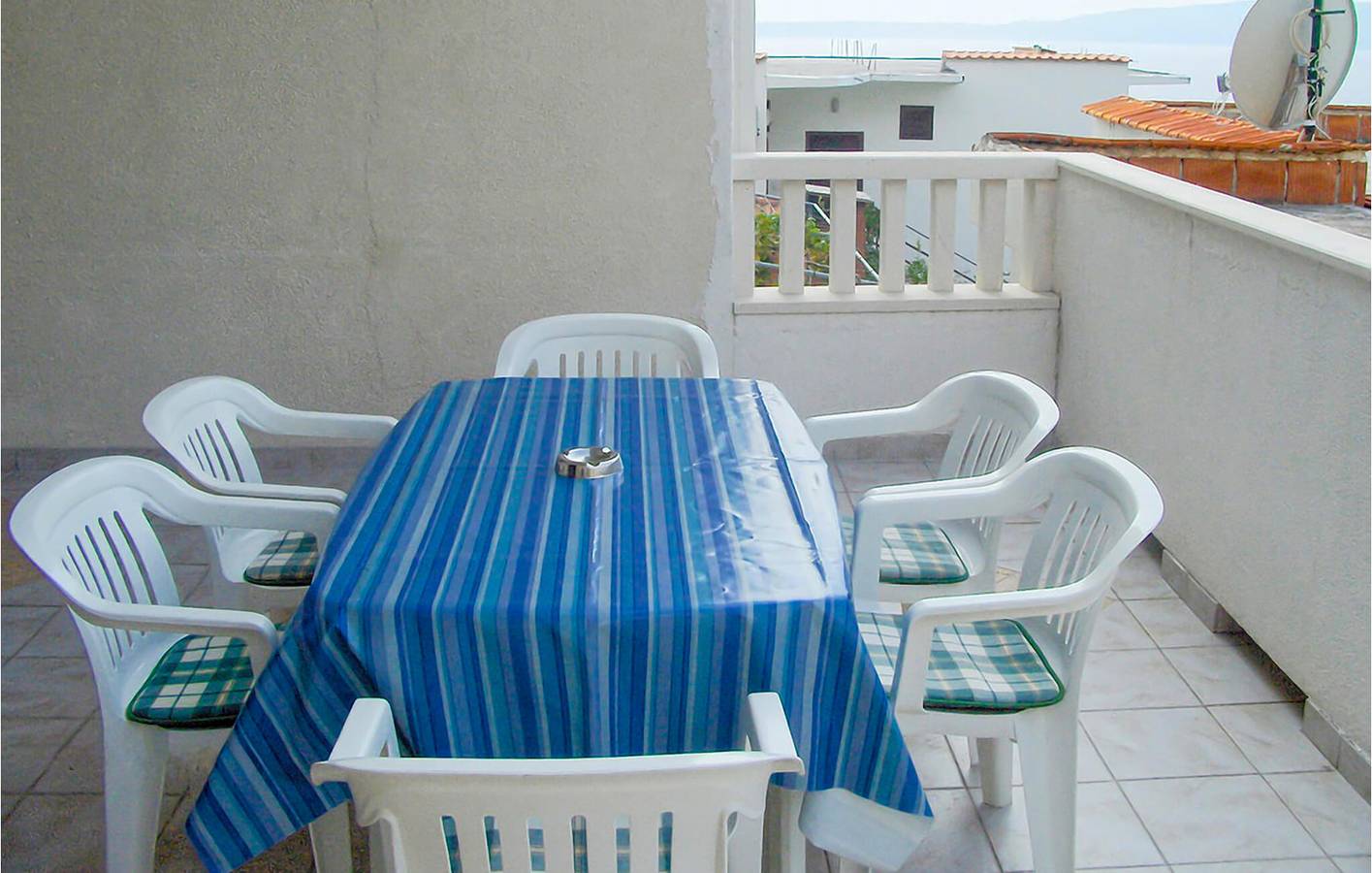 Ganze Ferienwohnung, Gemütliche 73 m² große Wohnung mit Meerblick, Terrasse und Parkplatz, 200 m vom Strand entfernt in Zivogosce, Makarska Riviera