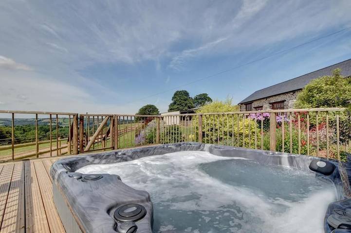 Cottage for 2 people, with terrace and hot tub as well as pool in Tiverton