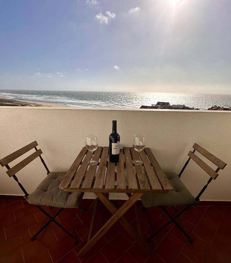 Apartamento inteiro, Face a l'océan, vue panoramique, 3 min a pied de la plage, Praia da areia branca in Praia da Areia Branca, Lourinhã