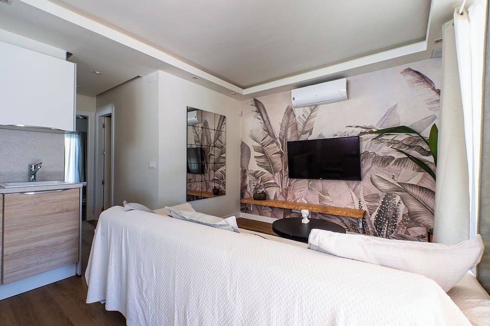 House 80 m from the beach, garden, swimming pool, barbecue and Wifi Ideal for families. in Las Chapas, Marbella