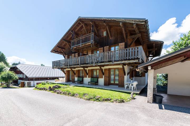 Apartamento entero, Apartamento 'L'Hermine, Piscine Et Aire De Jeux' con vistas a la montaña, terraza privada y Wi-Fi in Crest-Voland, Albertville region