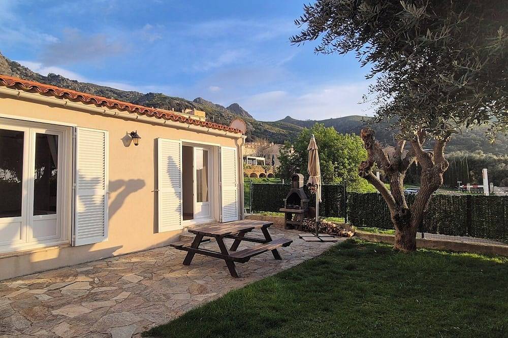 Entire apartment, A l'ombre du clocher - Gîte with heated pool in Calenzana, Calvi region