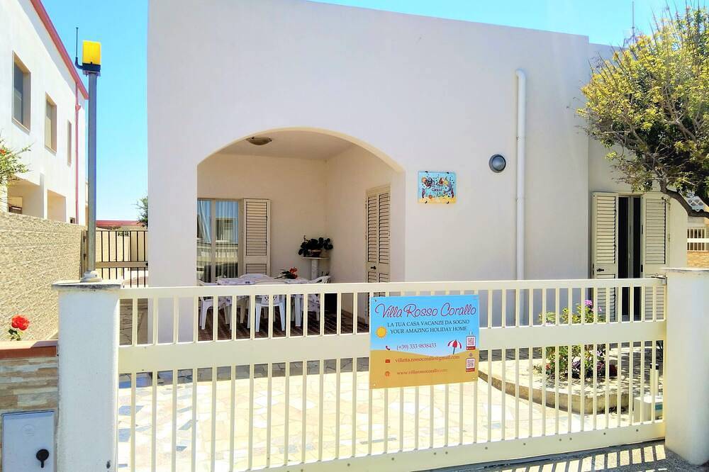 Villetta Rosso Corallo, casa de playa con jardín de 200 metros cuadrados in Punta Secca, Santa Croce Camerina