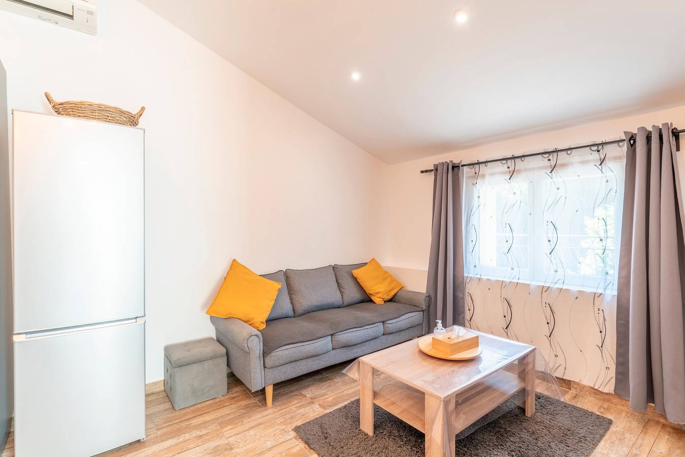 Appartement entier, Appartement 'Léonie' avec piscine partagée, Wi-Fi et climatisation in Avignon, Vaucluse