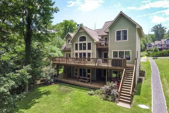 Vacation house for 22 people, with balcony and hot tub - 1