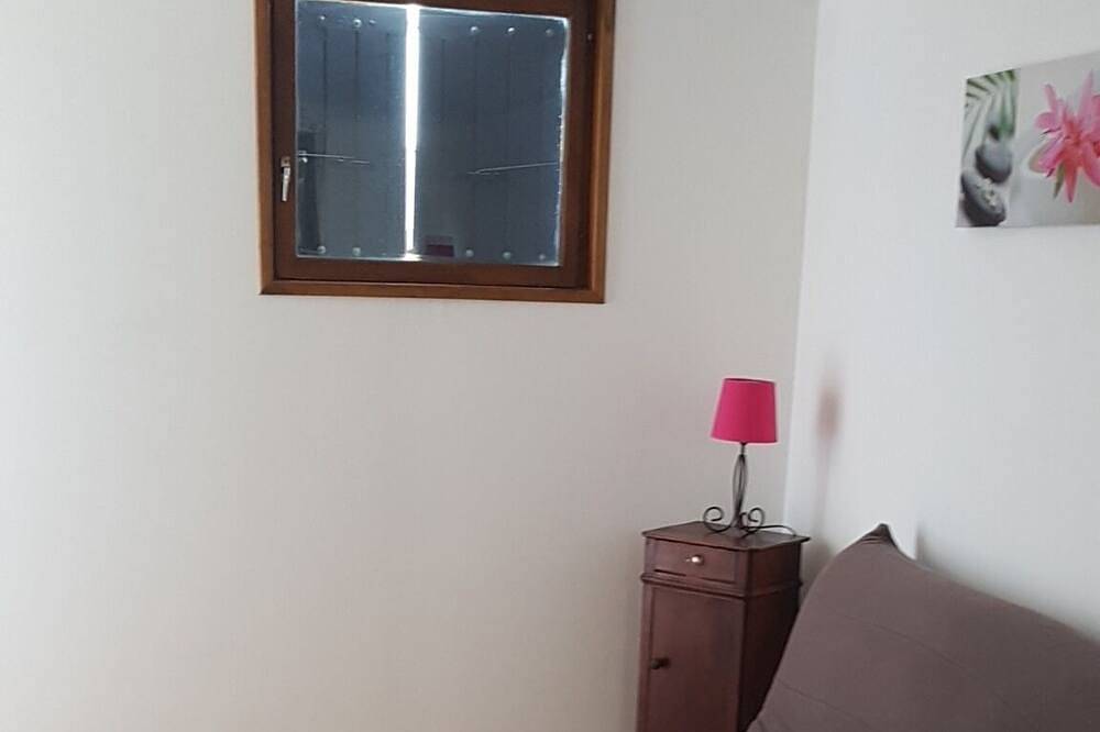 Entire apartment, Studio in villa with garden and pool in Les Angles (Gard), Nimes region