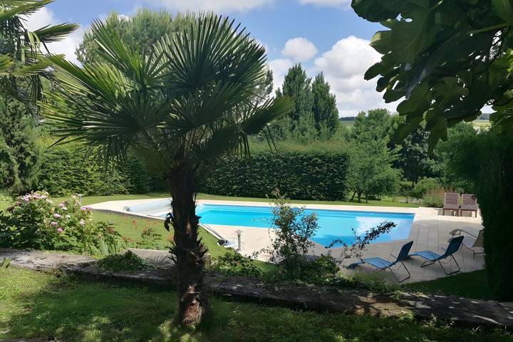 Location de vacances pour 8 personnes, avec jardin à Saint-Georges-des-Agoûts