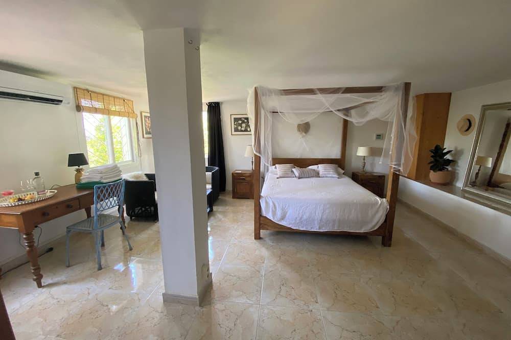 Large self-contained room in a quiet natural setting in a B&B in Estepona, Costa del Sol