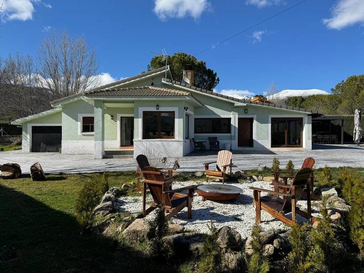 Apartamento para 12 personas, con Terraza y Jardín además de Piscina y Vistas en Sierra Norte
