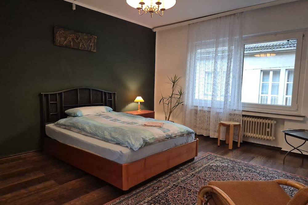 Ganze Wohnung, Klassisches Apartment mit künstlerischem Touch in Wuppertal, Bergisches Land