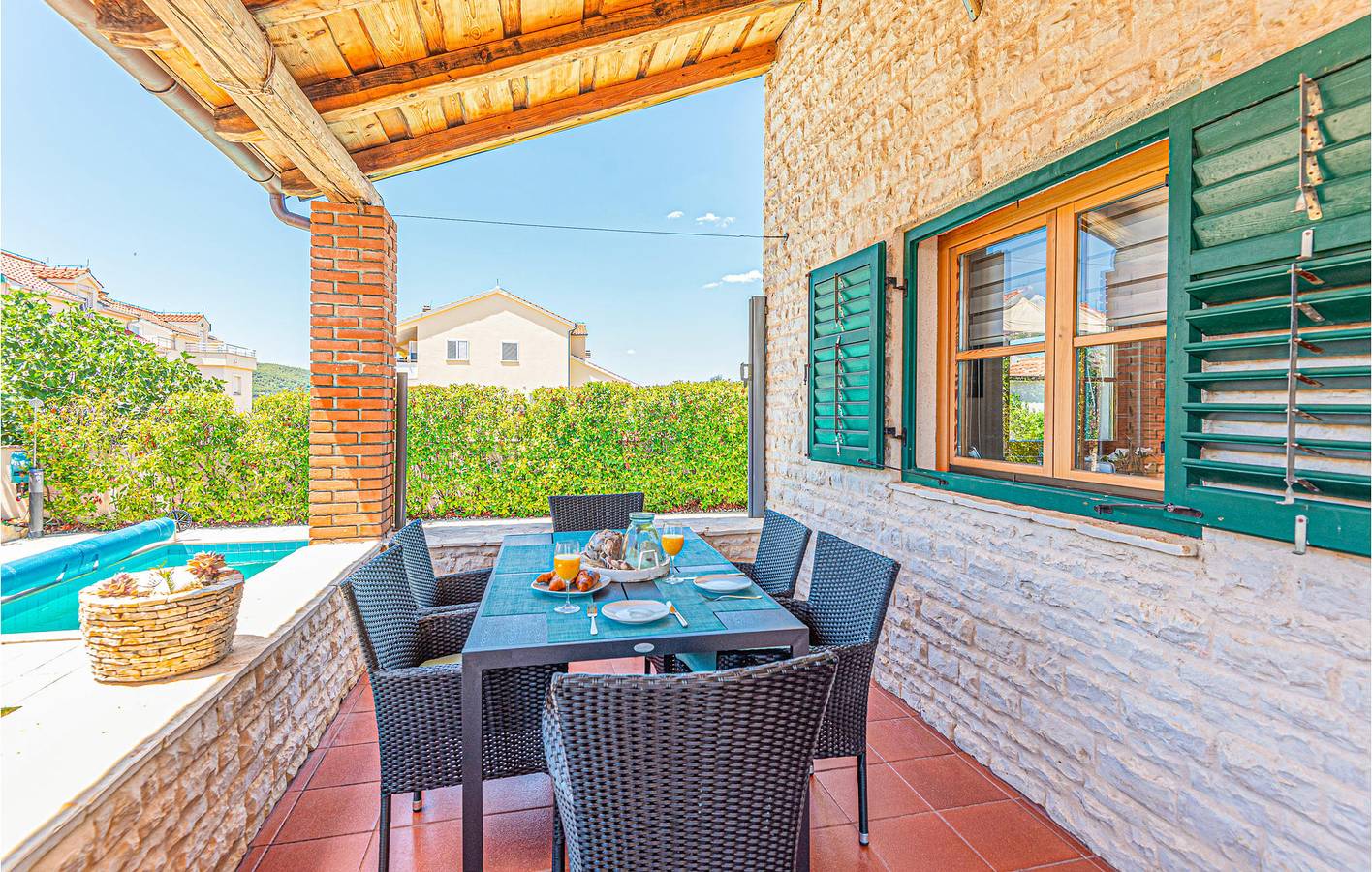 Charmantes Apartment, 2 km vom Strand entfernt: Gemütliches Apartment mit Pool und Terrasse in Vodice, Šibenik-Knin