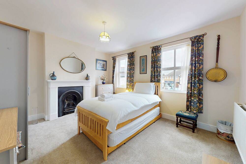 Ganze Wohnung, Chic 2Br w/ Private Backyard - Near Loughton Tube in Loughton, Essex