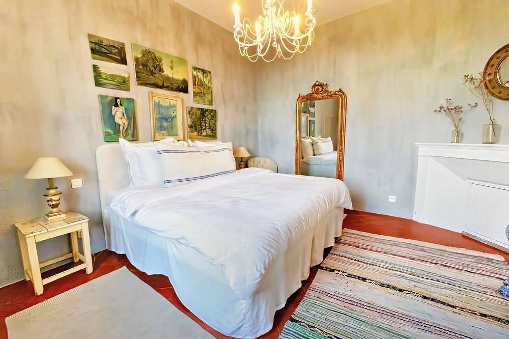 Elegant village house with roof terrace in Rustrel, Parc naturel régional du Luberon