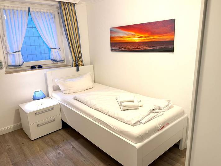 Ganze Wohnung, Stilvoll eingerichtete Ferienwohnung auf zwei Ebenen in direkter Strandlage in Wenningstedt, Sylt