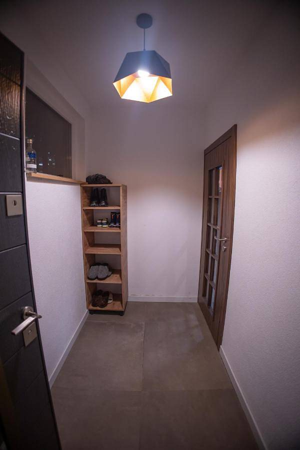 Villa Noar, Cozy 4Br Mountain w, Fireplace, Lake View, Brezovicë in Gemeinde Shtërpcë
