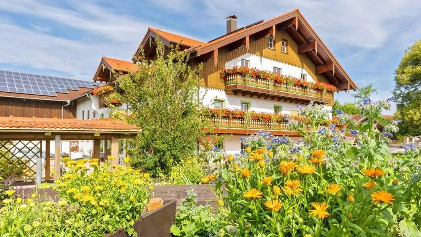 Ferienwohnung für 4 Personen, mit Whirlpool und Pool sowie Garten in Obing