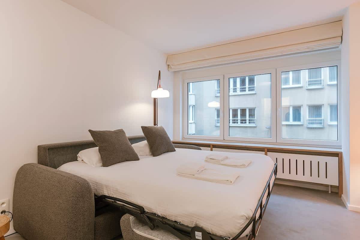 Geheel vakantieappartement, Sea-view studio by Ostend beach w/ elevator in Stad Oostende, Oostende