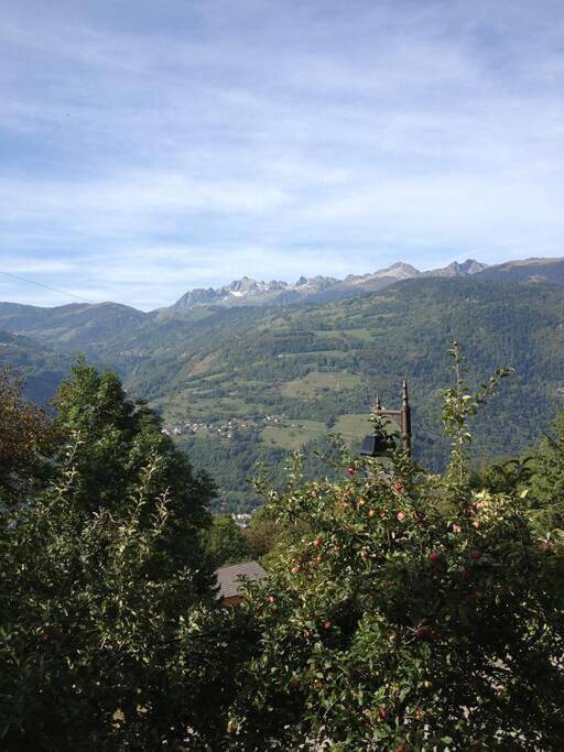 Location de vacances pour 2 personnes, avec vue ainsi que terrasse et jardin à Aigueblanche - 4