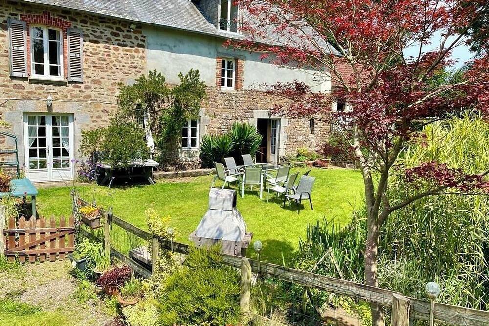 Charming Traditional Gite with Wifi in Lengronne - 5 bedrooms available in Lengronne, Région de Coutances