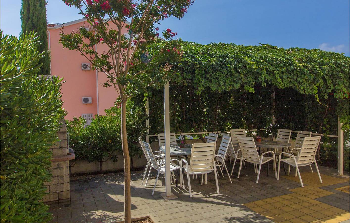Ganze Ferienwohnung, Gemütliche Ferienwohnung mit Terrasse, in Strandnähe – 2,5 km in Srima, Šibenik-Knin