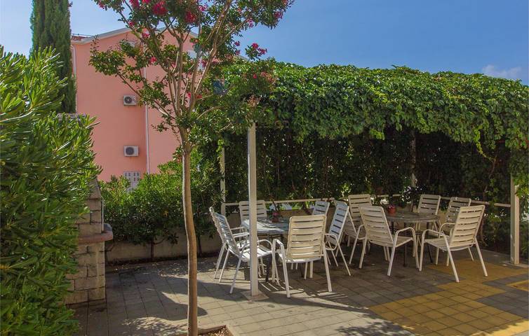 Ganze Ferienwohnung, Gemütliche Ferienwohnung mit Terrasse, in Strandnähe – 2,5 km in Srima, Šibenik-Knin