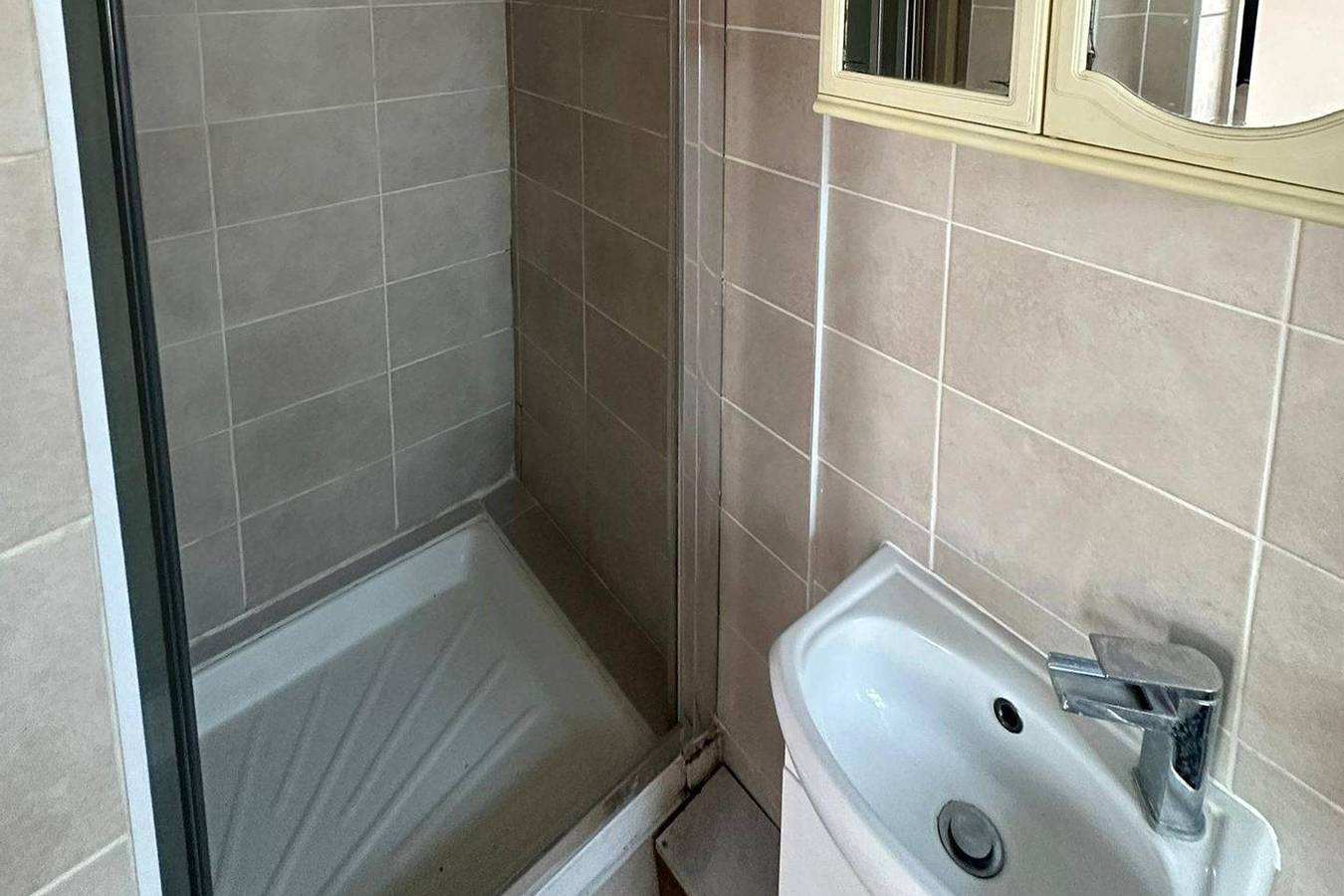 Ganze Ferienwohnung, Cozy 1 Bed Apt Sleeps 4 with Garden Views in Hounslow, London