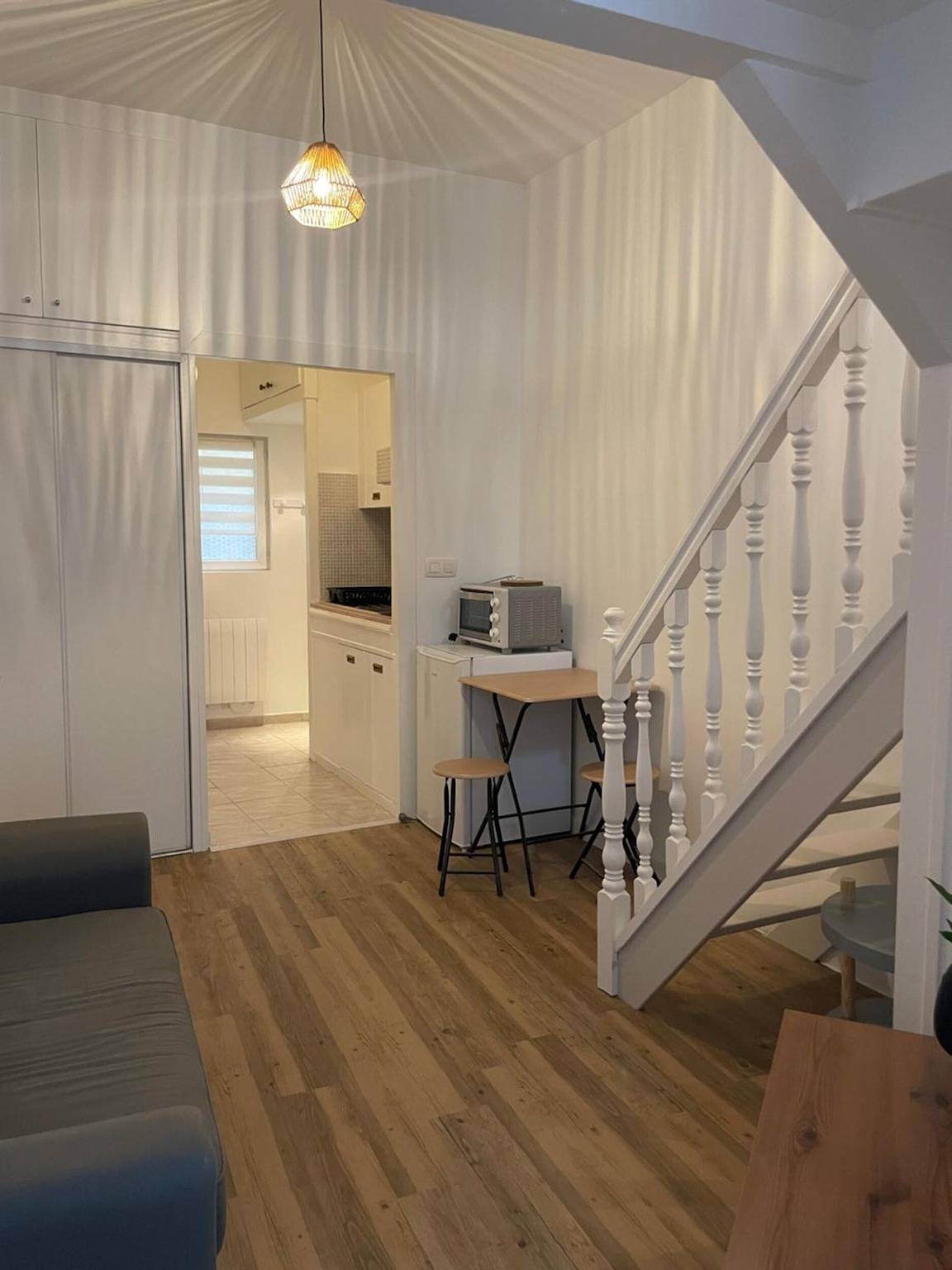 Apartamento entero, Apartamento dúplex encantador para 3 personas con Wi-Fi, todo a pie in Joigny, Auxerre region