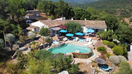Chambre d’hôte pour 4 personnes, avec jacuzzi et sauna ainsi que jardin et piscine à Grimaud