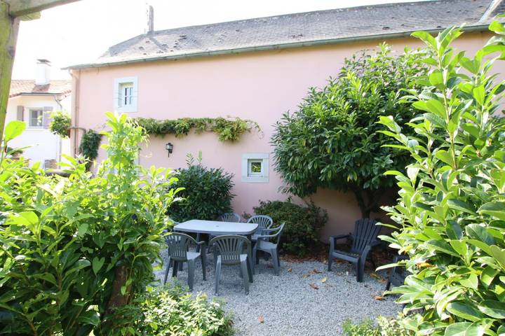 Gîte pour 4 personnes, avec jardin dans Geus D Oloron