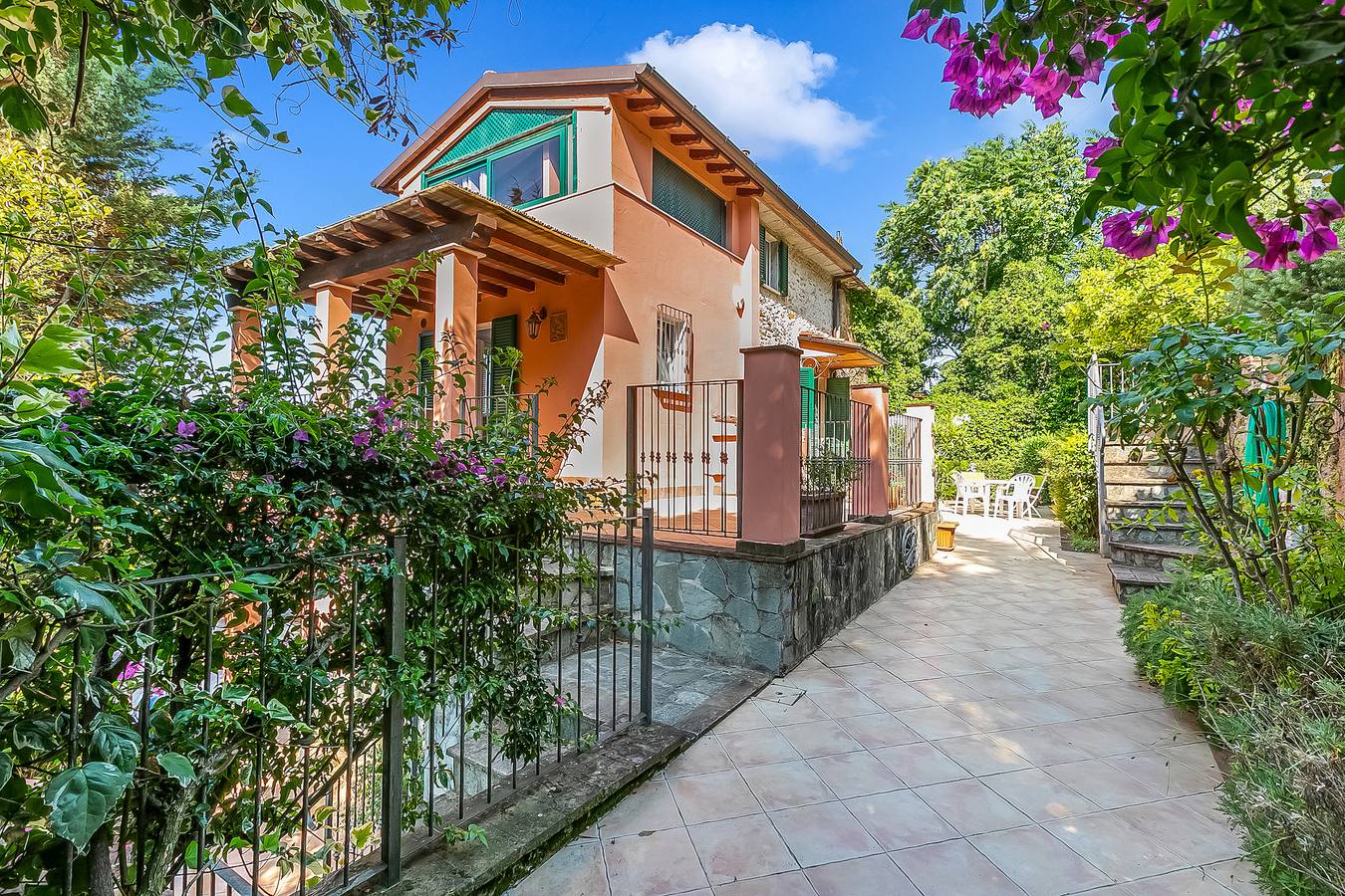 Ganze Wohnung, Appartamento Bellavista with Panoramic View over Versilia in Seravezza, Italienische Riviera