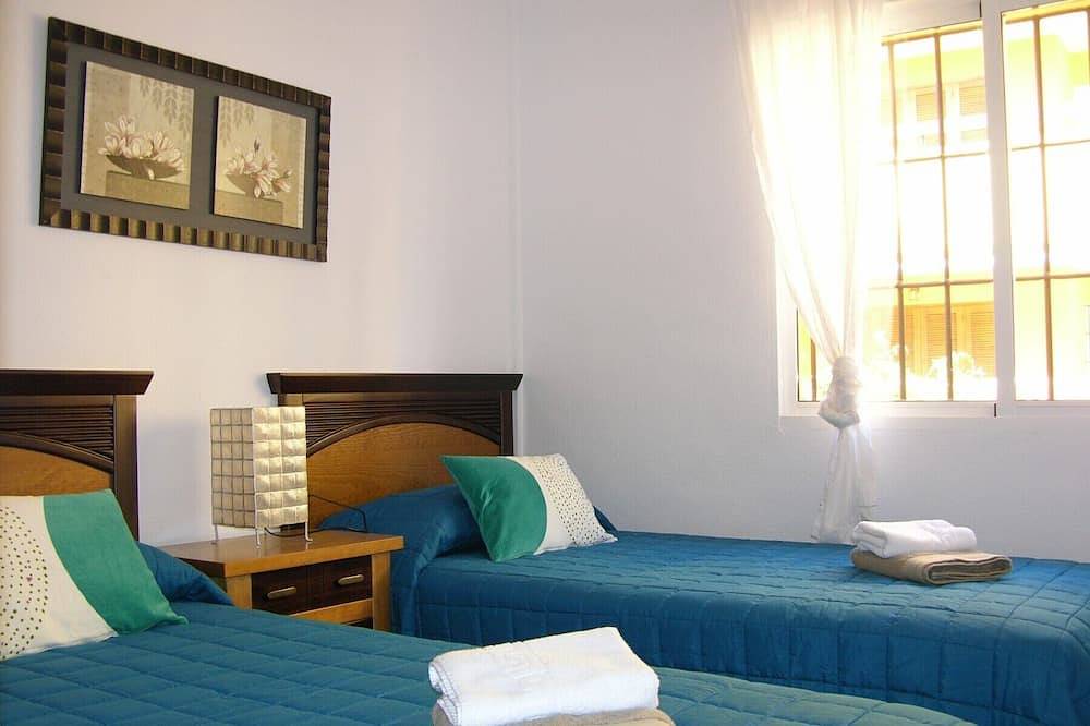 Bungalow con patio y terraza privada, vistas a la piscina. in Mar Menor, Costa Cálida