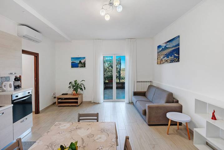 Casa Vacanza Annì with Wi-Fi and Air Conditioning in Vico Equense, Sorrento Coast