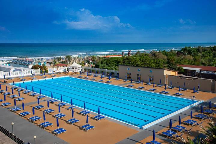 Hôtel pour 4 personnes, avec Terrasse ainsi que Jardin et Piscine à Tirrenia