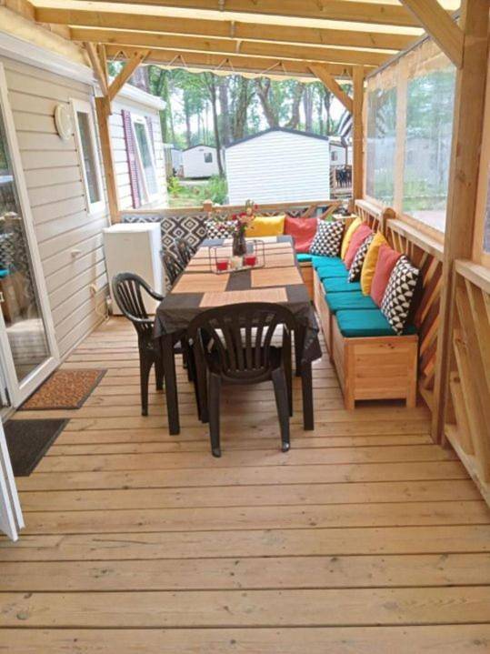 Camping pour 6 personnes, avec terrasse ainsi que jardin et piscine
