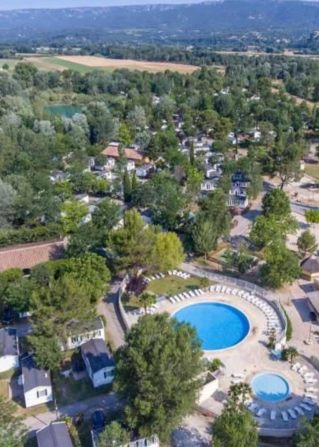 Camping pour 5 personnes, avec piscine ainsi que terrasse et jardin