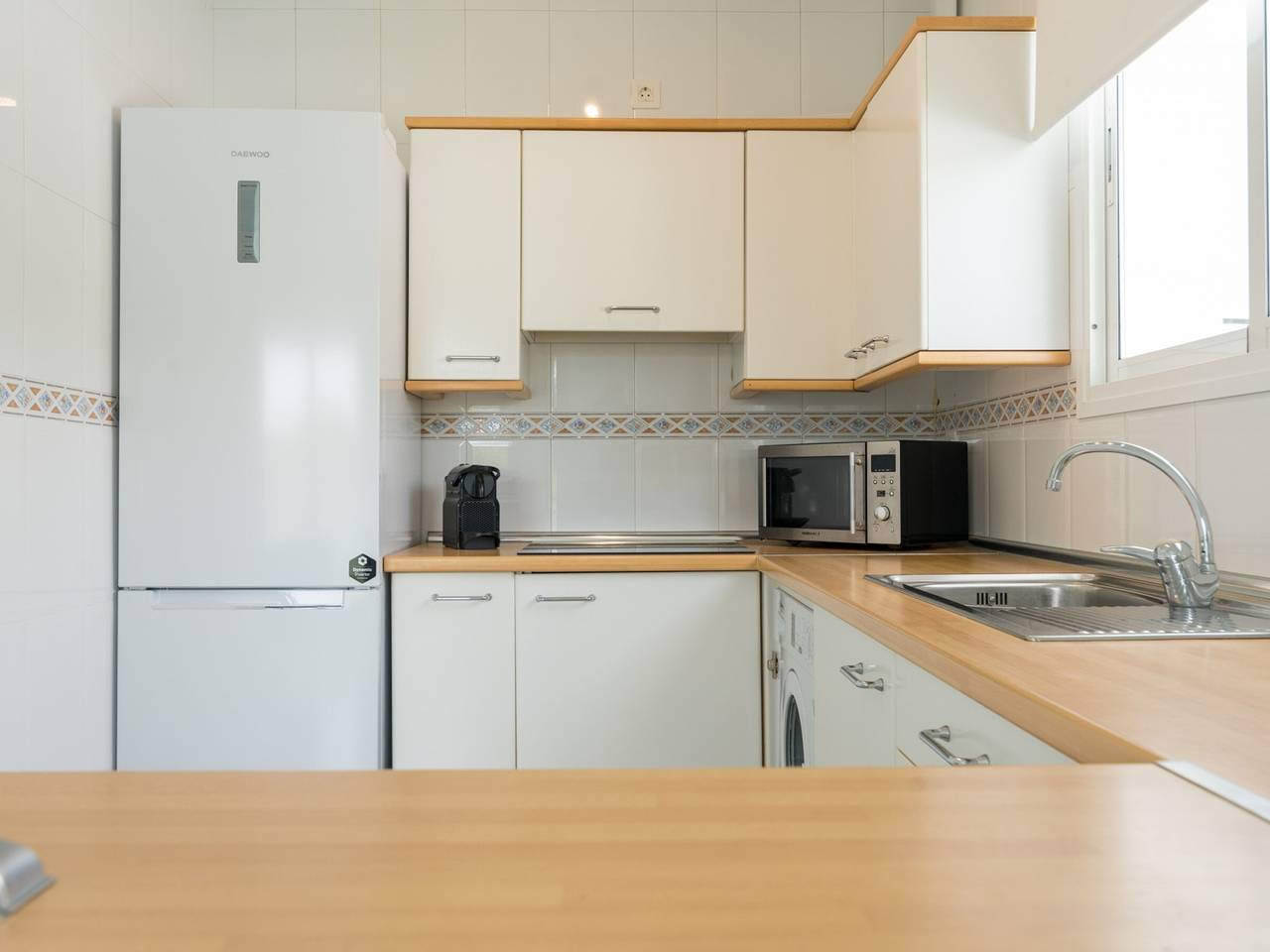 Top-Floor Apartment Elegance in Carihuela, Torremolinos with Pool and Terrace, foto 12
